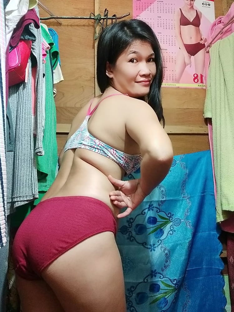 Süßes asiatisches Babe zeigt ihren süßen Körper
 #98684528