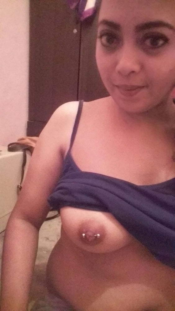 Ragazza musulmana indiana che mostra il suo piercing
 #81092165