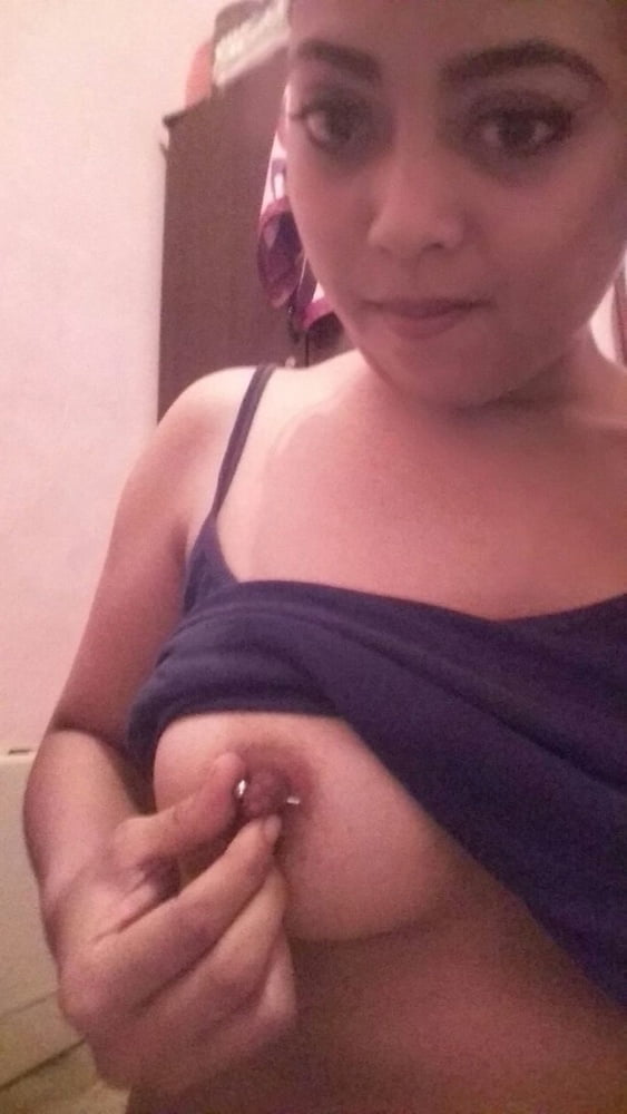 Chica musulmana india mostrando su piercing
 #81092168