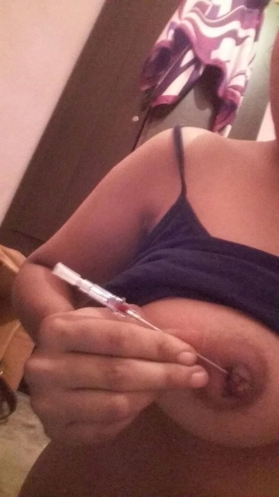 Ragazza musulmana indiana che mostra il suo piercing
 #81092171