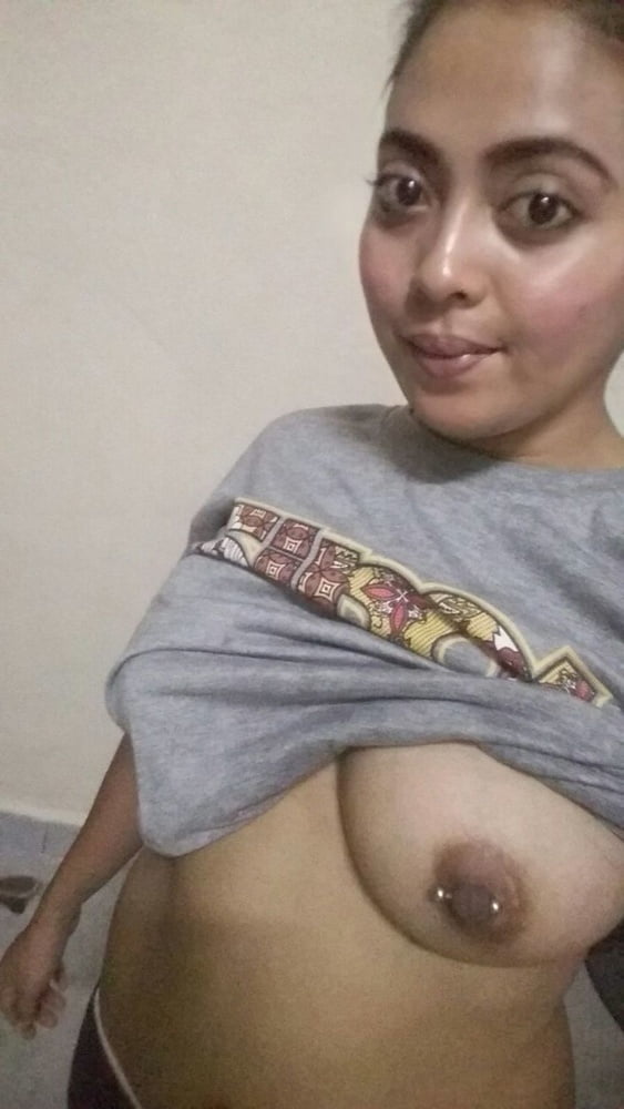 Chica musulmana india mostrando su piercing
 #81092186