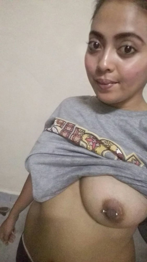 Ragazza musulmana indiana che mostra il suo piercing
 #81092186