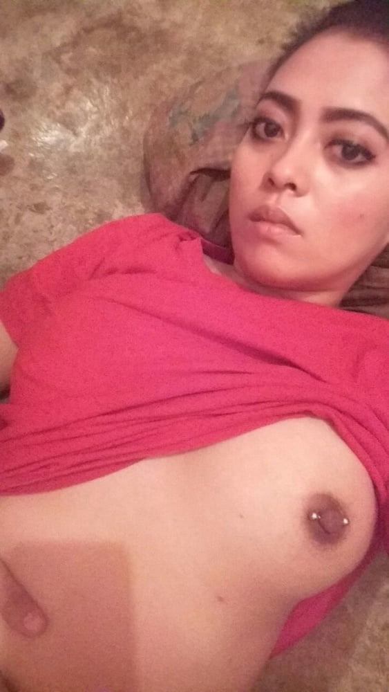 Ragazza musulmana indiana che mostra il suo piercing
 #81092198