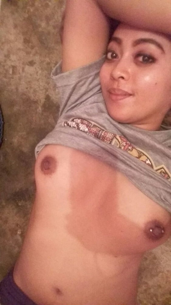 Ragazza musulmana indiana che mostra il suo piercing
 #81092204