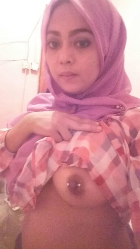 Ragazza musulmana indiana che mostra il suo piercing
 #81092225