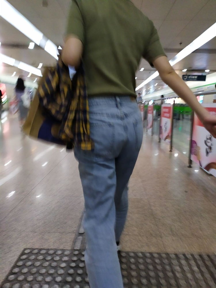 Sneak shot #93918999