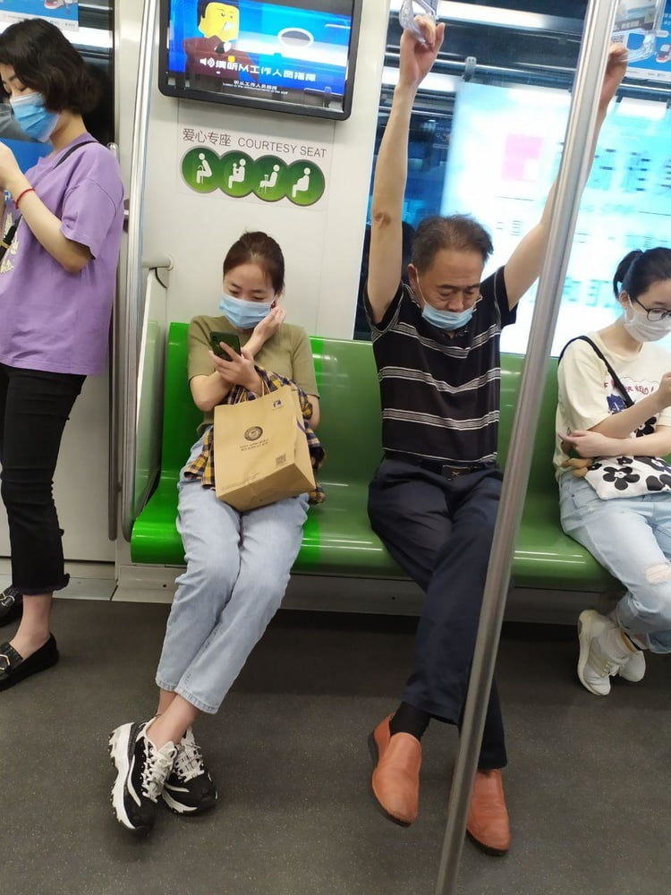 Sneak shot #93919008