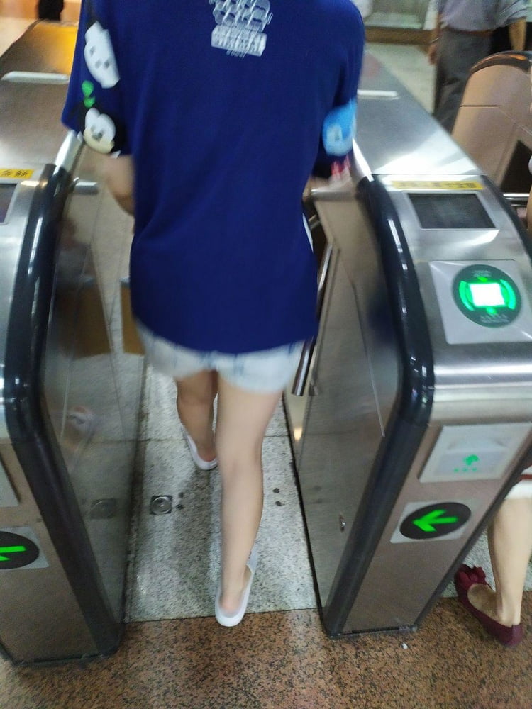 Sneak shot #93919011