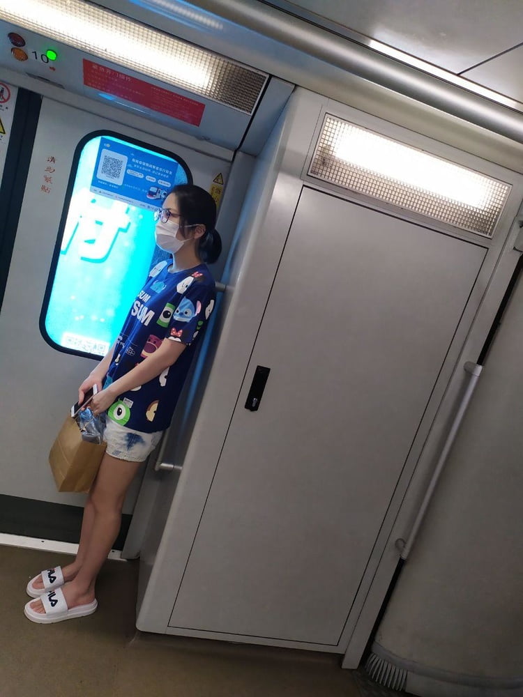 Sneak shot #93919017