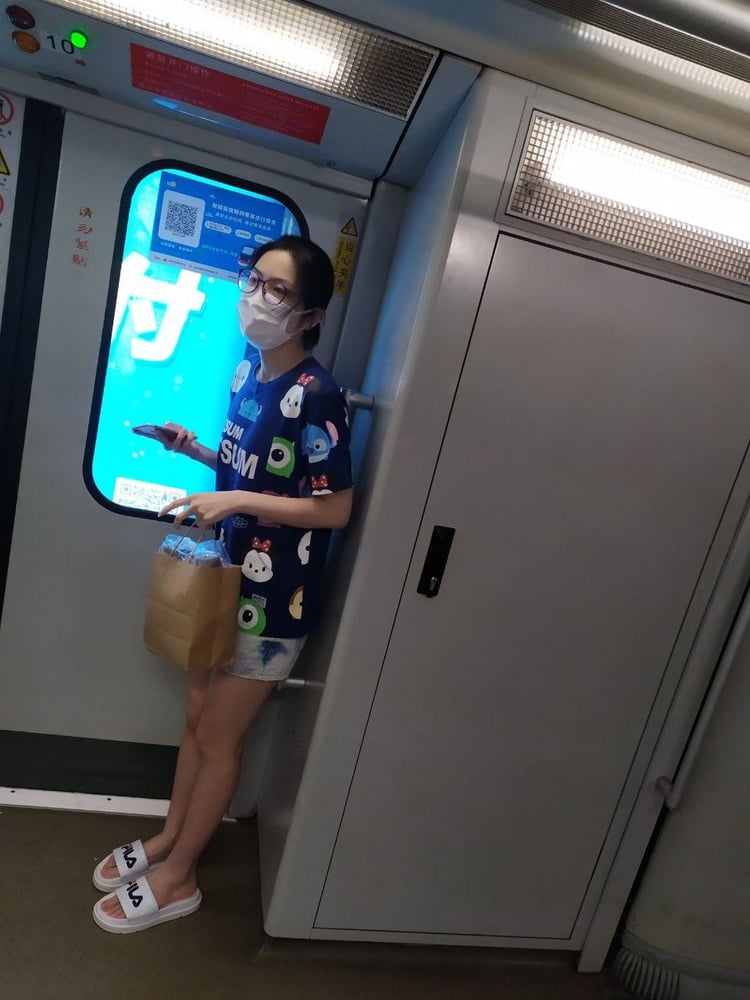 Sneak shot #93919020