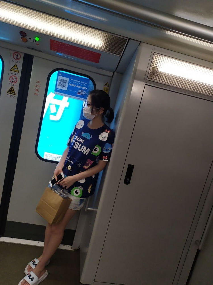 Sneak shot #93919023