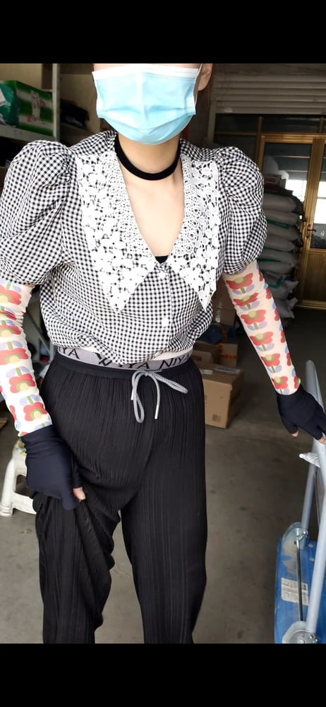 Sneak shot #93919026