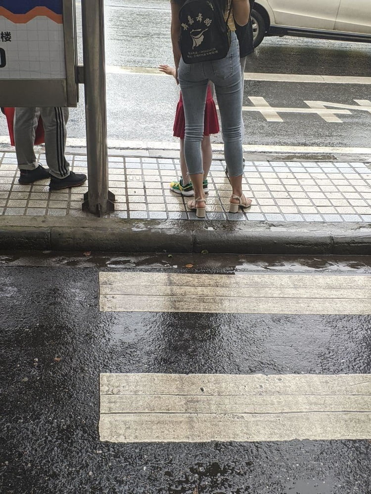 Sneak shot #93919039