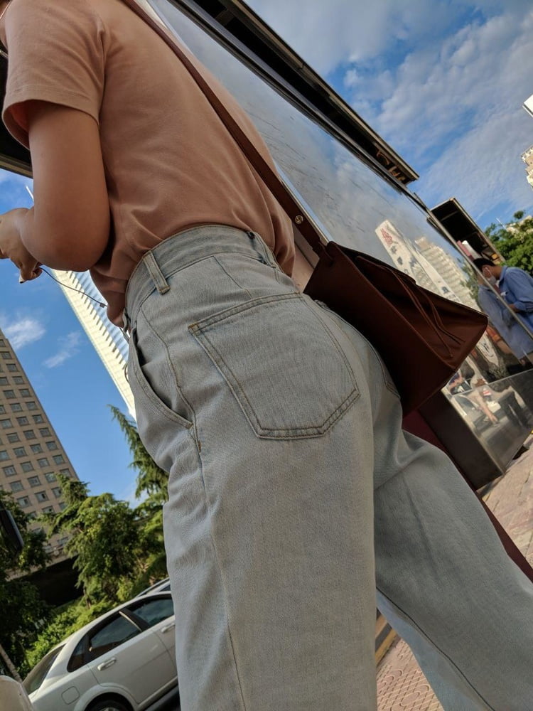 Sneak shot #93919054