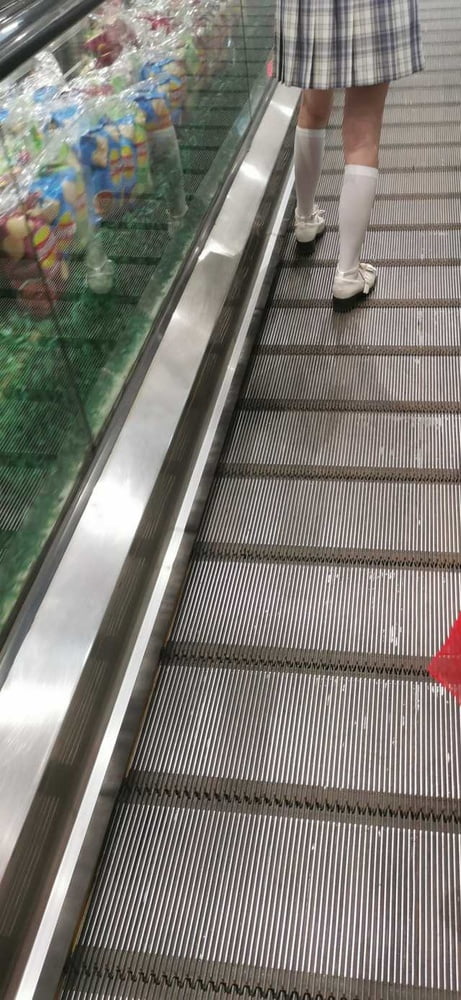 Sneak shot #93919087