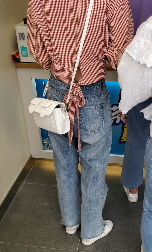 Sneak shot #93919103