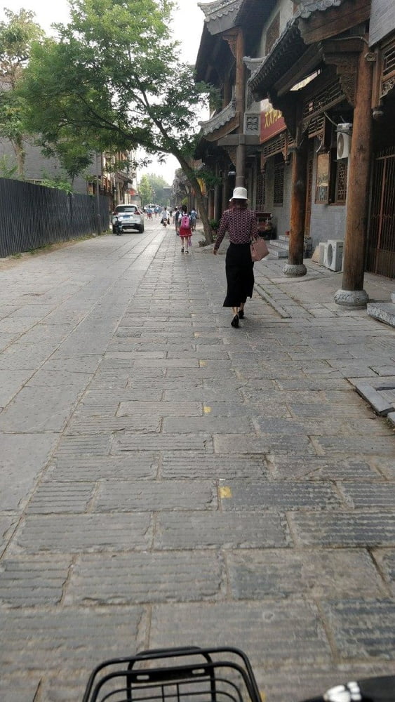 Sneak shot #93919105