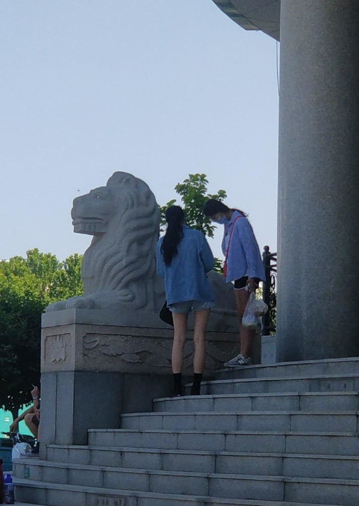 Sneak shot #93919107