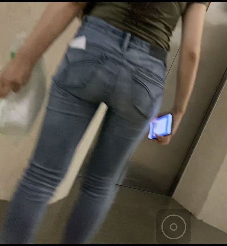 Sneak shot #93919109