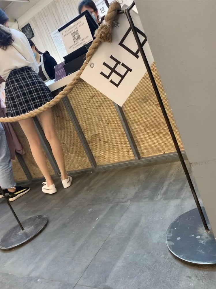 Sneak shot #93919158