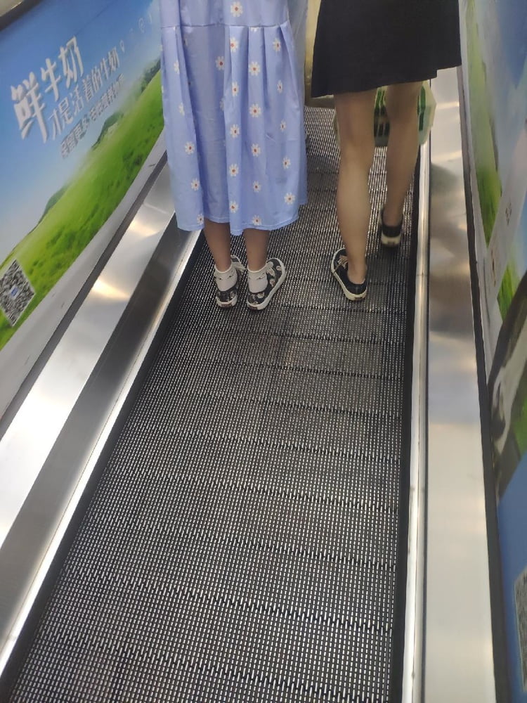 Sneak shot #93919183