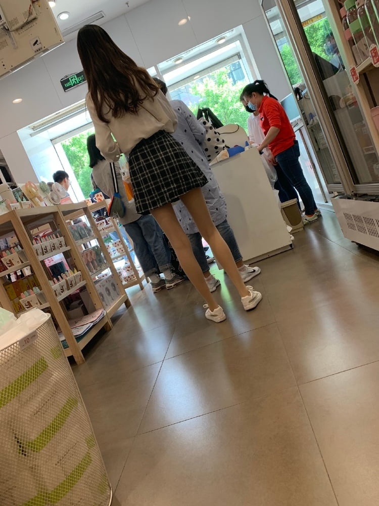 Sneak shot #93919201