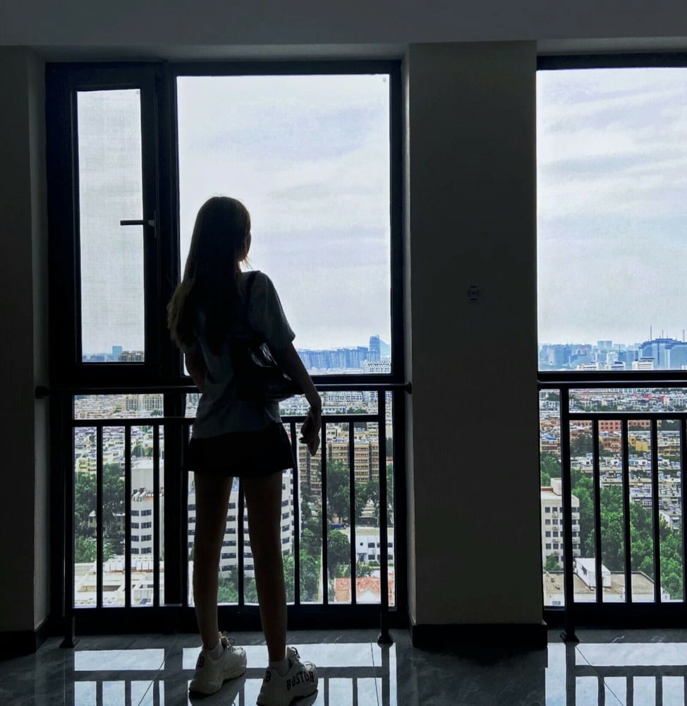 Sneak shot #93919239