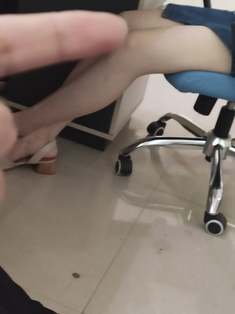 Sneak shot #93919301