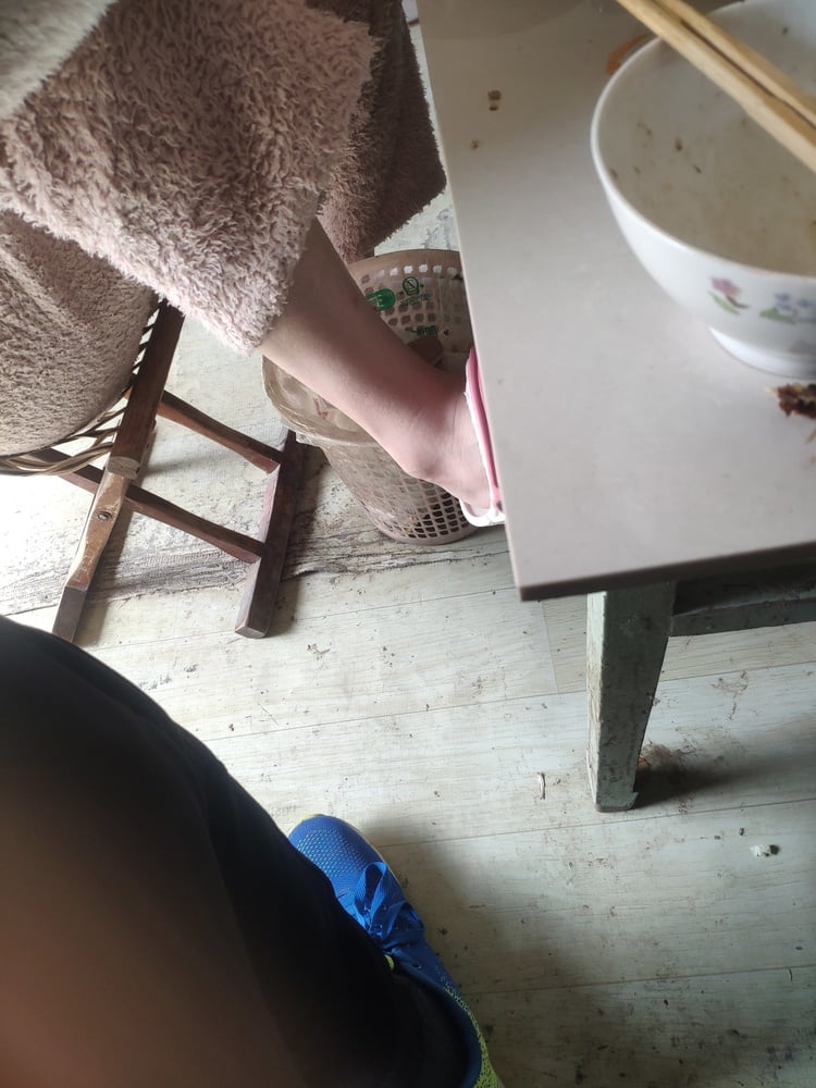 Sneak shot #93919333