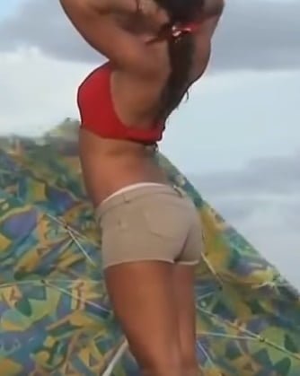 Gostosa flagrada na praia_ #80451258