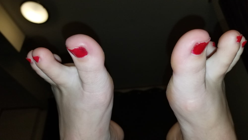 Jens dedos de los pies y suelas rojas
 #106646617