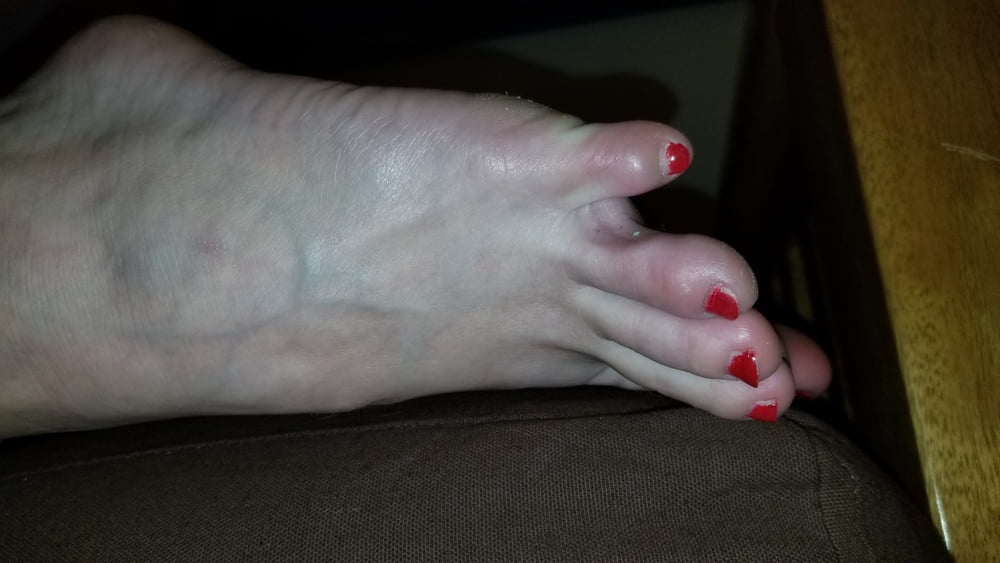 Jens dedos de los pies y suelas rojas
 #106646618