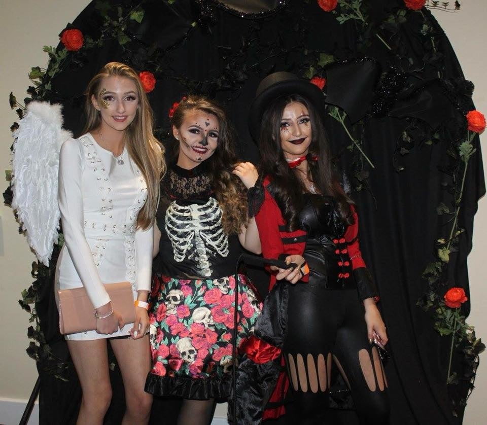 Putas en traje de fantasía 297
 #105015564