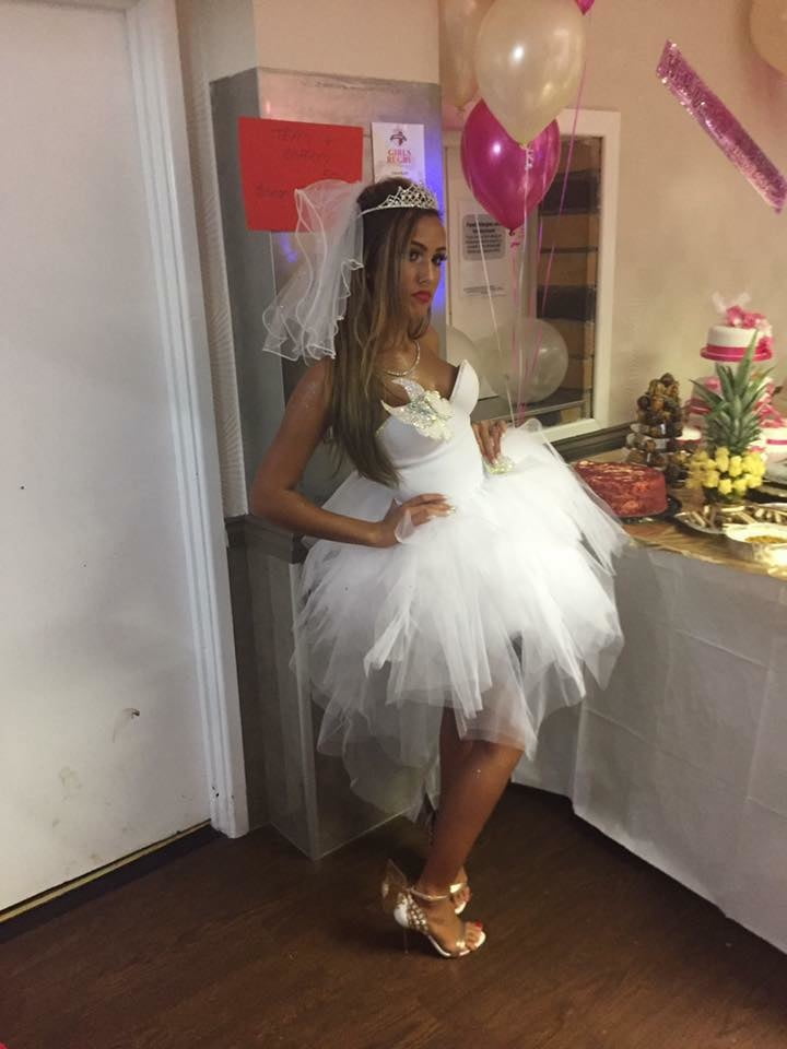 Putas en traje de fantasía 297
 #105015588