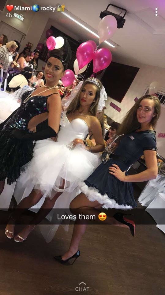 Putas en traje de fantasía 297
 #105015595