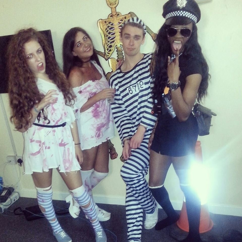 Putas en traje de fantasía 297
 #105015619