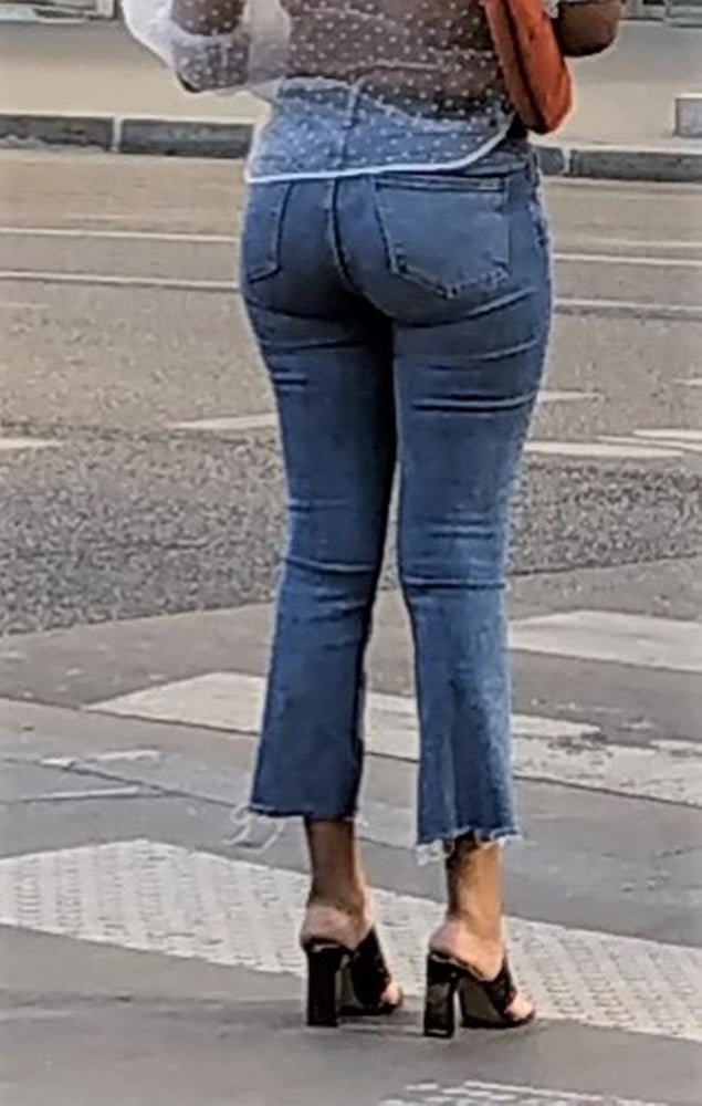 Una ragazza francese d'ebano che si tira su i jeans!
 #91930588