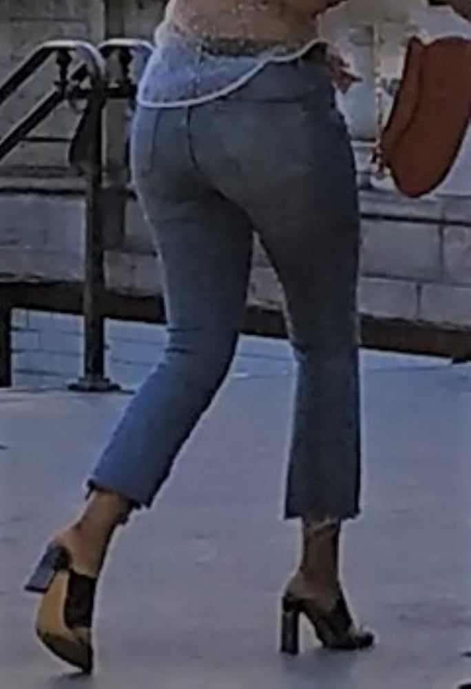 Una ragazza francese d'ebano che si tira su i jeans!
 #91930589