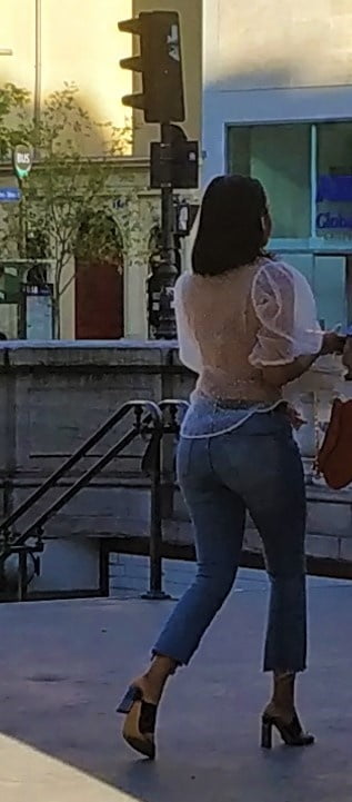 Una ragazza francese d'ebano che si tira su i jeans!
 #91930591