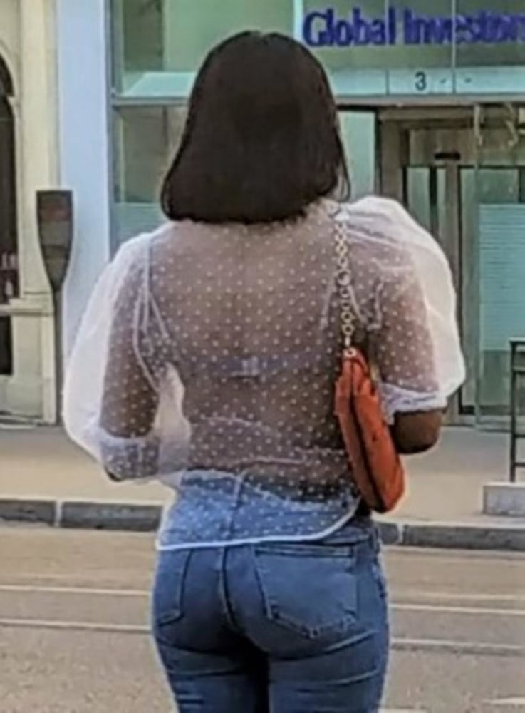 Una ragazza francese d'ebano che si tira su i jeans!
 #91930592