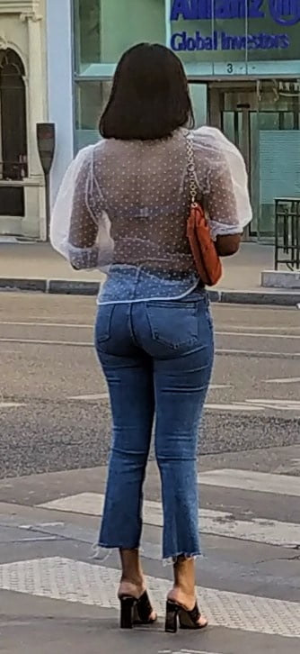 Una ragazza francese d'ebano che si tira su i jeans!
 #91930593