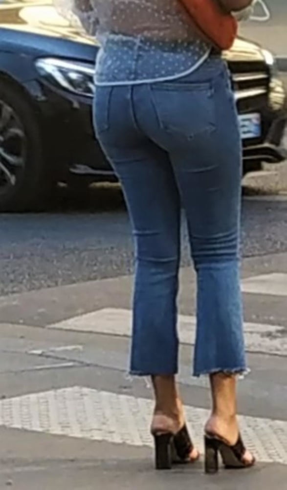 Una ragazza francese d'ebano che si tira su i jeans!
 #91930594