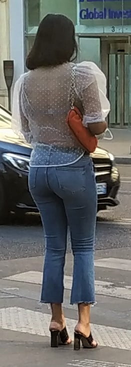 Ein französisches Ebenholzmädchen, das ihre Jeans hochzieht!
 #91930595