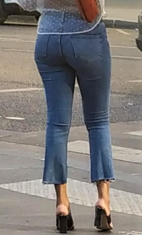 Una ragazza francese d'ebano che si tira su i jeans!
 #91930597