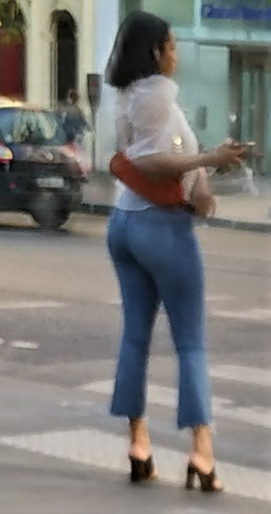 フランスの黒檀の少女がジーンズを引き上げる！？
 #91930609