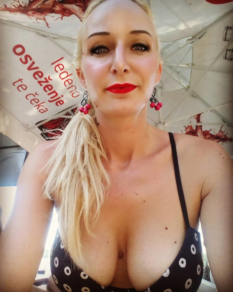 Serbe blonde fille putain gros seins naturels ivana mladenovic
 #104512861