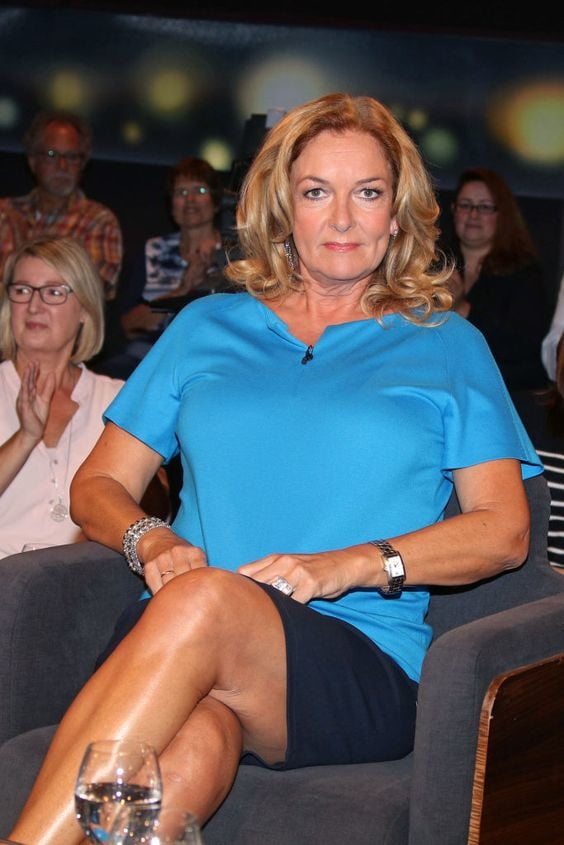 ドイツのテレビ番組の乳房のベティナ・ティエッチェン
 #91147701