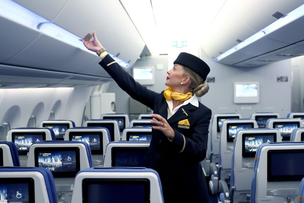Sexy Stewardess in Fersen und Strümpfen 2
 #87936827