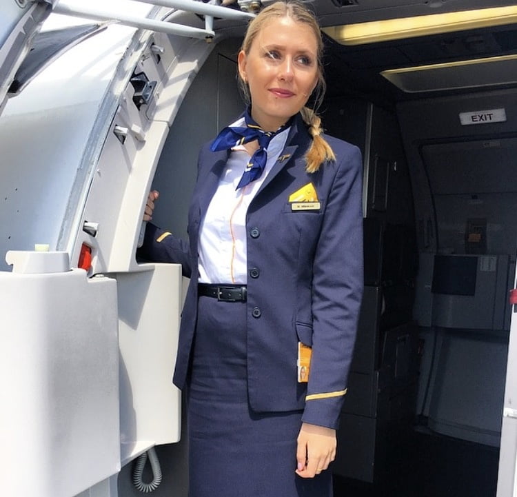 Sexy Stewardess in Fersen und Strümpfen 2
 #87936845