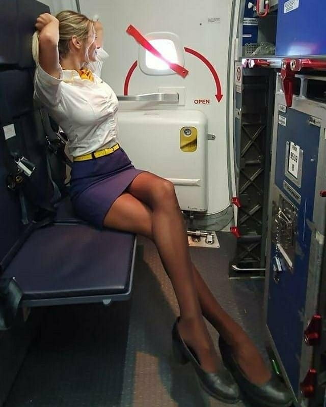 Sexy Stewardess in Fersen und Strümpfen 2
 #87936900